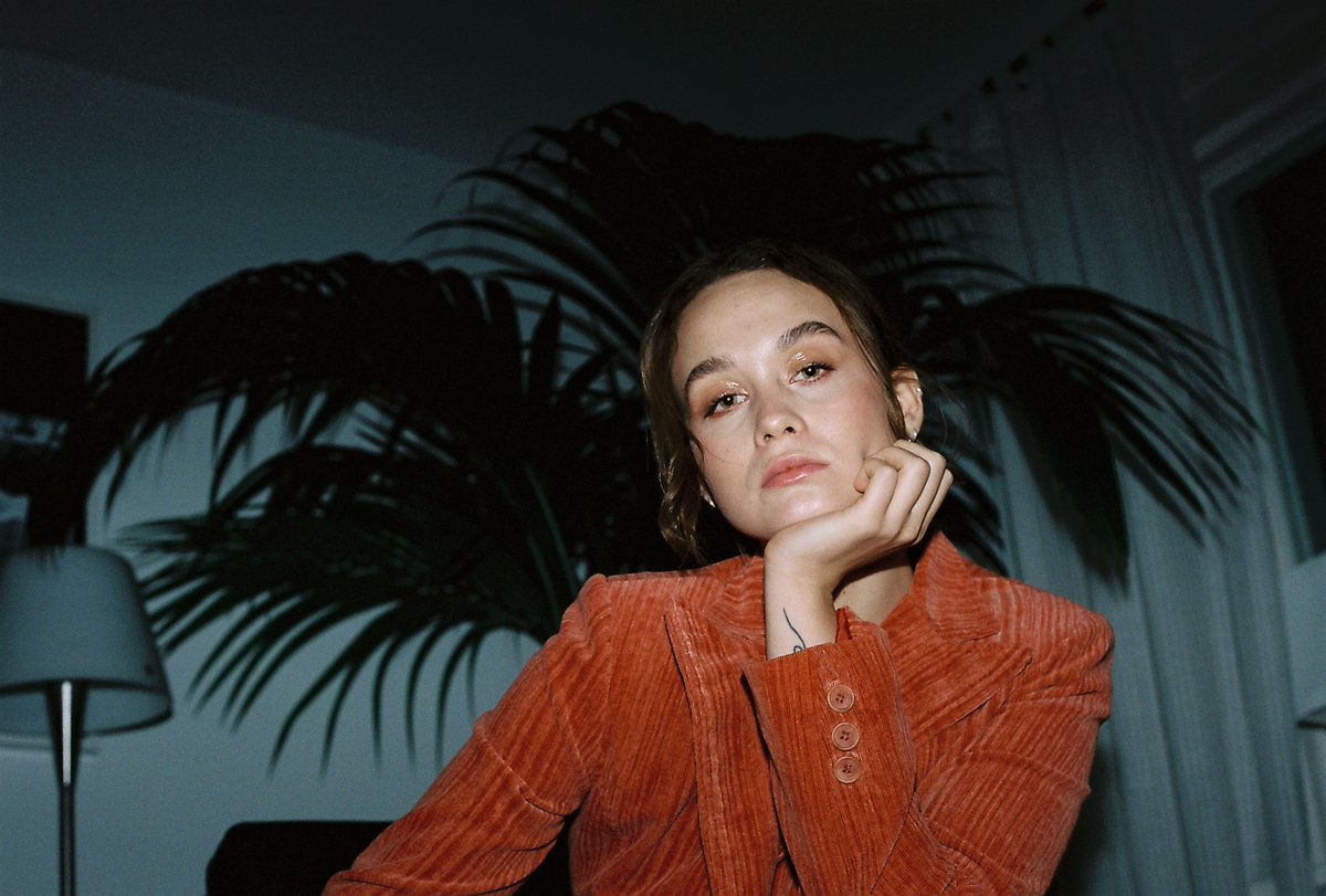 Rising singer-songwriter <a href="/mbond_music/">Matilda Bond</a> shares her new single ‘Call It Rain’. Journeying introspectively through the inner workings of the artists mind, Matilda materialises a tangible exploration of mental health struggles. noctismag.com/music/matilda-… 
🖊️ @beany254 #NewMusicFridays