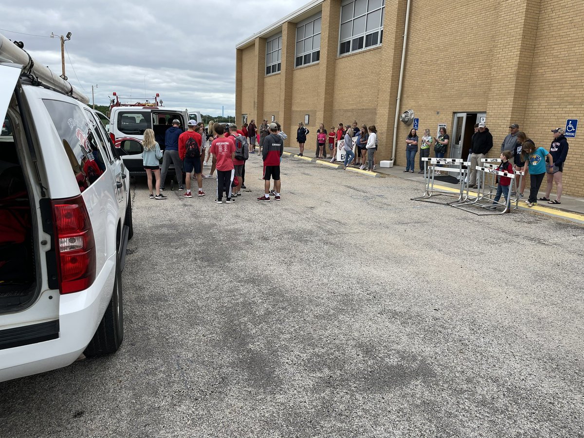 baker_kansas's tweet photo. Good luck state bound track kids!! #CliftonClydePride https://t.co/vedxRtaKPM
