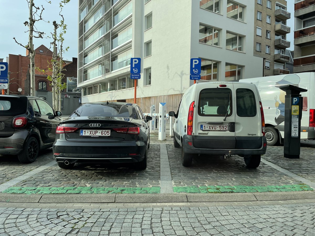 Elektrische laden <a href="/Stad_Roeselare/">Stad Roeselare</a> Vergeet het maar. Op alle parkeerplaatsen voorzien om te laden staan “gewone” auto’s geparkeerd…