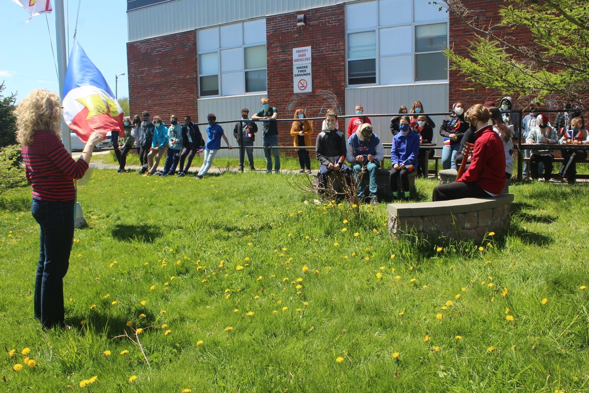 NicoleRDNTNL's tweet photo. Nous fêtons la Journée provinciale de la francophonie à RDN cet après-midi. Merci à la FFTNL pour les drapeaux et les tatouages! Bonne journée provinciale de la francophonie tout le monde!  @csfp_tnl @FrancoTnl https://t.co/Iaj7lE0ErW