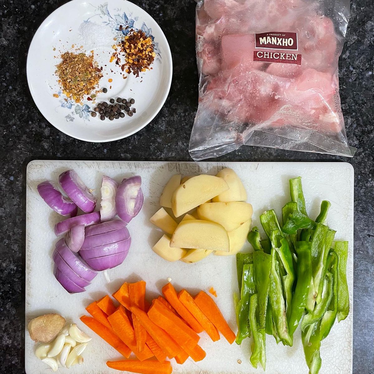 boowoo06's tweet photo. Light dinner for hot summer nights.

Very lightly spiced baked chicken with veggies. 

#kitchenchronicles #fridaycooking #StayHomeStaySafe https://t.co/04WuBVamrK