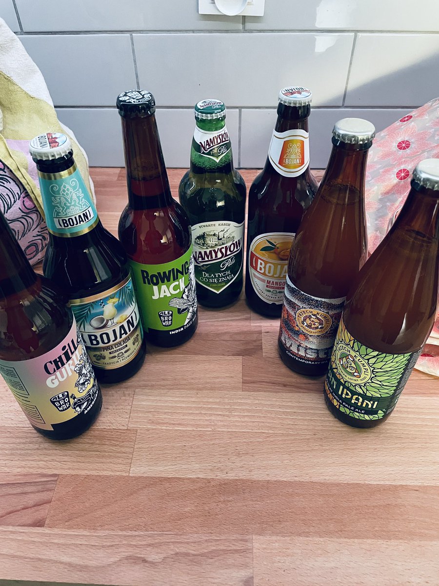Majiic7's tweet photo. Kupiłem trochę piwek na wieczór ale nie wiem czy mogę się z #Pyrami #PARSZYWKAMI @marta_mamba @mat3oosh napić ...🤷♂️🤷♂️🤷♂️ https://t.co/Y9ukhzGns5