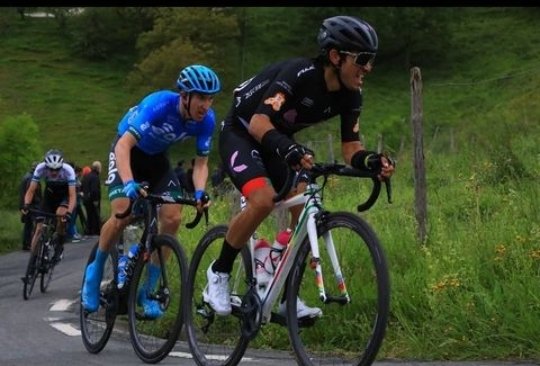 #VueltapAlicante21 triunfó en el inició <a href="/vueltapalicante/">Vuelta a la provincia de Alicante</a> para el británico Toby Perry @Equipo_Latova Mientras que el Táchirense <a href="/franklinchacon5/">Franklin Chacón</a> @manuelafbike fue 4to en la Etapa y es Líder de la Montaña 🚴‍♂️🔥👏 <a href="/FVCiclismo/">FVCiclismo</a> <a href="/VenPaisFuturo/">Vzla Pais de Futuro</a> <a href="/miguelubeto/">miguel ubeto training +</a>