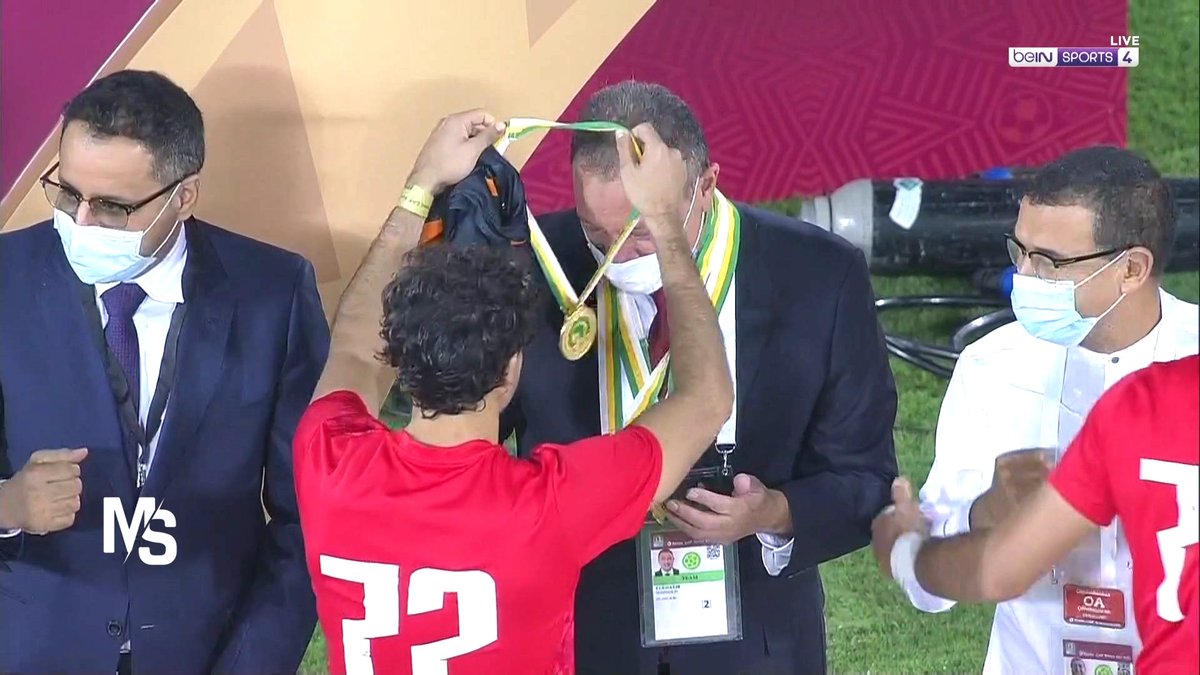 اللاعبين يقدمون الذهب لبيبو الذهب ♥