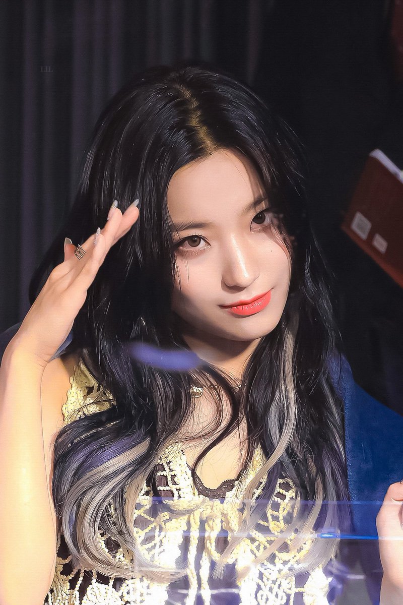 leesaerom0107's tweet photo. 210522 #프로미스나인 #이새롬 #fromis_9 #leesaerom @realfromis_9 https://t.co/rZMBnFZQGZ