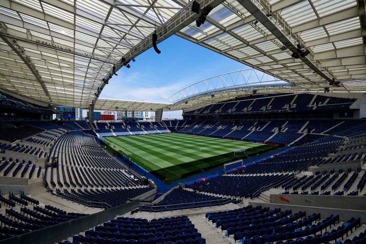 FCPorto's tweet photo. 🤩 Um palco de Campeões saúda os finalistas. Que vença o melhor 🐉
🤩 A stage of Champions greets the finalists. May the best win 🐉
#FCPorto #UCL #UCLFinal https://t.co/1TyNE8LOB1