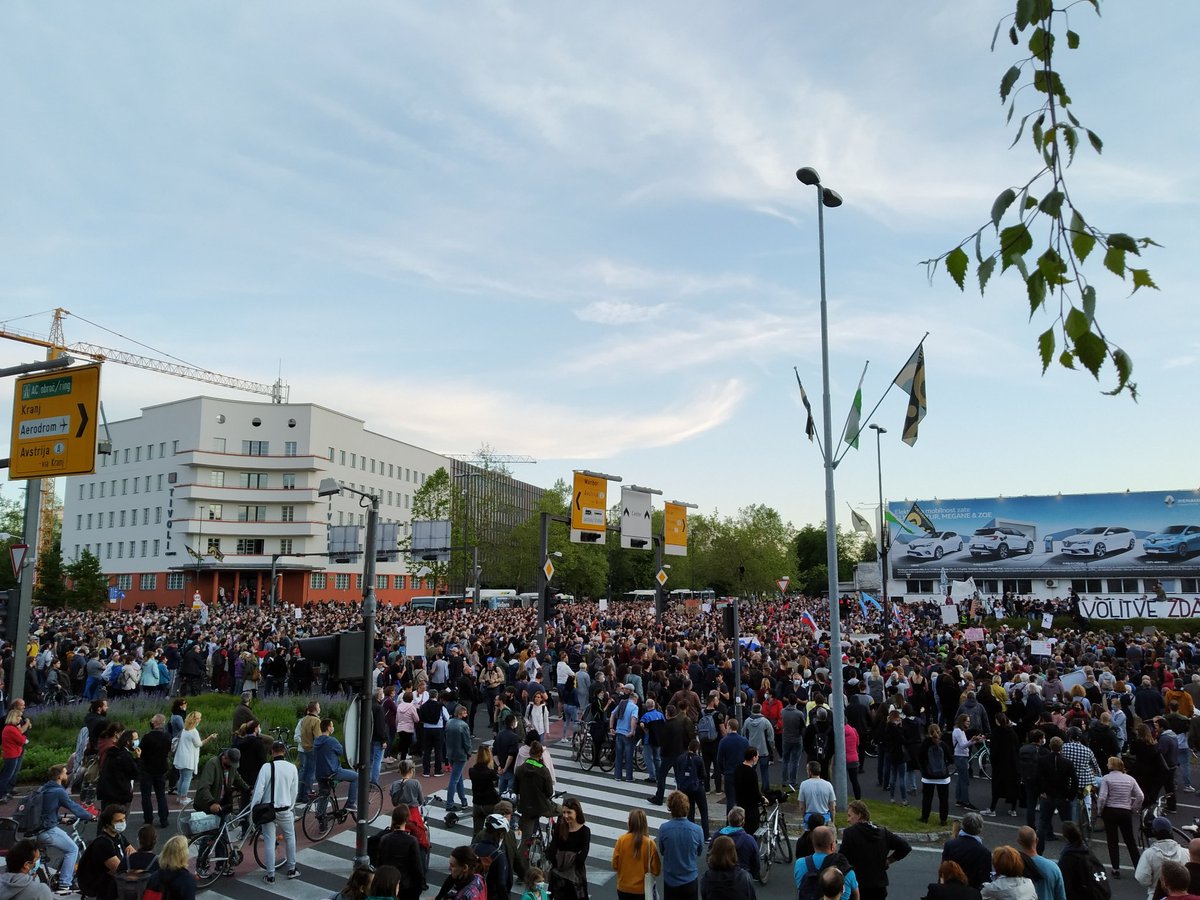 rdecimars's tweet photo. Dokument današnjega križišča Celovške in Tivolske. Protestov se je udeležil tudi Big Brother. Kritična študentarija je sicer ravnokar krenila proti Kampusu. https://t.co/sNGlBZCSqQ