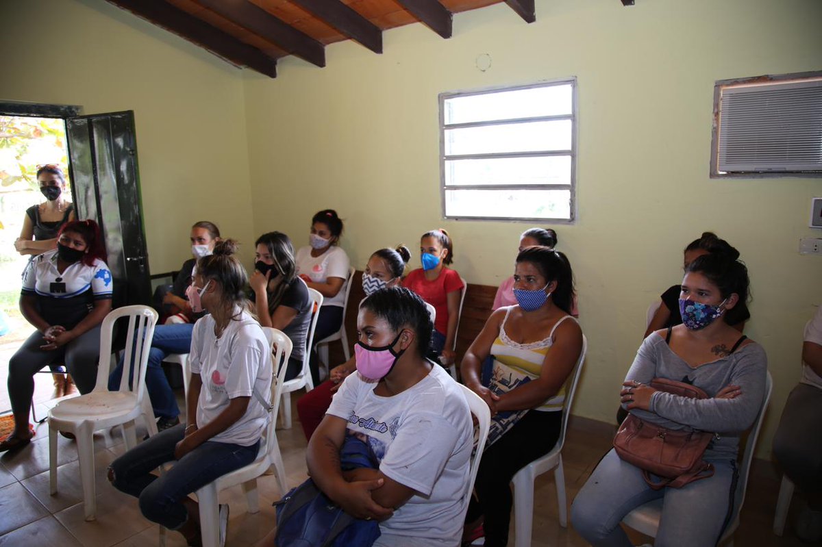 UNICEFParaguay's tweet photo. Desde el @OCash_PY realizamos una charla informativa con niñas, jovenes y mujeres del Bañado Sur, sobre la gestión de la higiene menstrual. #HMDay #DíaDelLaHigieneMenstrual https://t.co/IvAd28wDKK