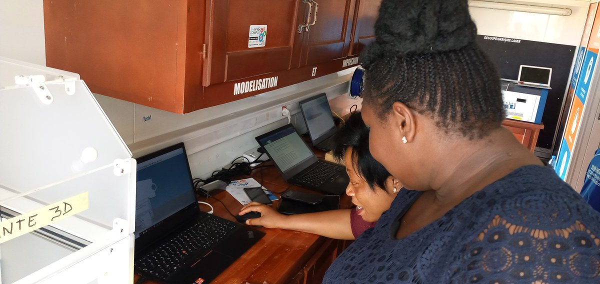 bbmohamet's tweet photo. #fablabmobile continue les différents ateliers de formation en fabrication numérique à l'Université de Buéa...@OngolaFablab @AUF_AfriqueCent @Fondation_OCM #fablab https://t.co/IBqCr7A00e