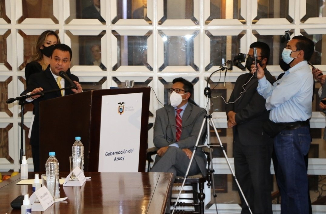 ¡Iniciamos esta gestión con alegría y compromiso!

Hoy el Econ. <a href="/EstebanBernalB/">Esteban Bernal🇪🇨</a> fue posesionado como Gobernador de la provincia del #Azuay en un emotivo acto que contó con la presencia del Alcalde de Cuenca, <a href="/pedropalaciosu/">Pedro Palacios U.</a>, la Prefecta <a href="/MendezAzuay/">Cecilia Méndez Mora</a>, su familia y más autoridades.