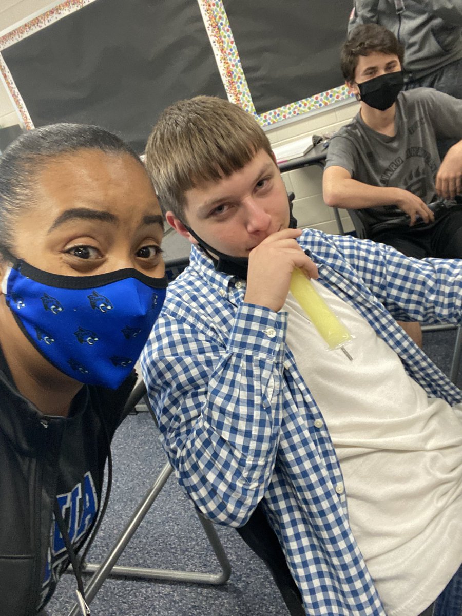 ThomasLuvsBks's tweet photo. Last day shenanigans! Who doesn't love a popsicle ❤️☀️ #schoolsoutforsummer @BradleyHS https://t.co/kuYflh9NmC