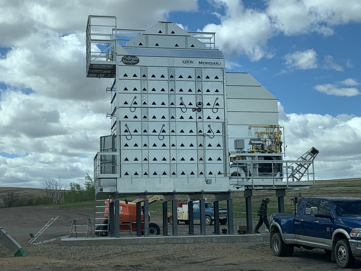 pierson_ken's tweet photo. Out with the old in with the New #ufa #meridian #grainhandler #1608 https://t.co/RWYy9SgaeM