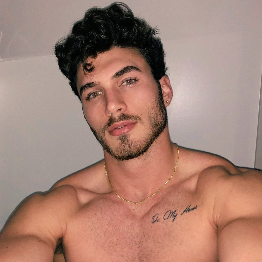insatiableMike's tweet photo. Eye contact.

Nah... I'm bored. https://t.co/6lTCzADgZW