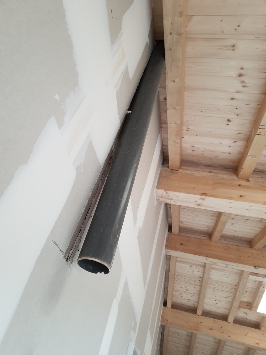 victormurga_AT's tweet photo. Conducto de ventilación adicional en cocina nivel dios. Que aburrida sería nuestra profesión sin estos momentazos @HumorAparejador @HumorArq #gotigoti https://t.co/9wVKKd9J1F