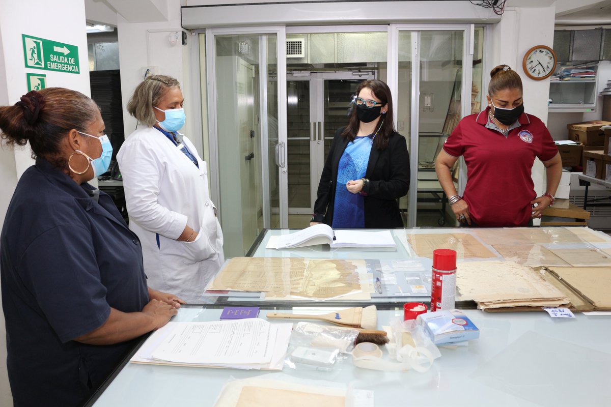 ArchivoNacPma's tweet photo. Desde el Estado Mérida de la República Bolivariana de Venezuela nos visita Noralí Duin, quien motivada por conocer nuestra historia, hizo un recorrido por los deptos. del Archivo Nacional. A su salida, alegó sentirse admirada del trabajo que se realiza en esta entidad. https://t.co/yn6kPhyDF1