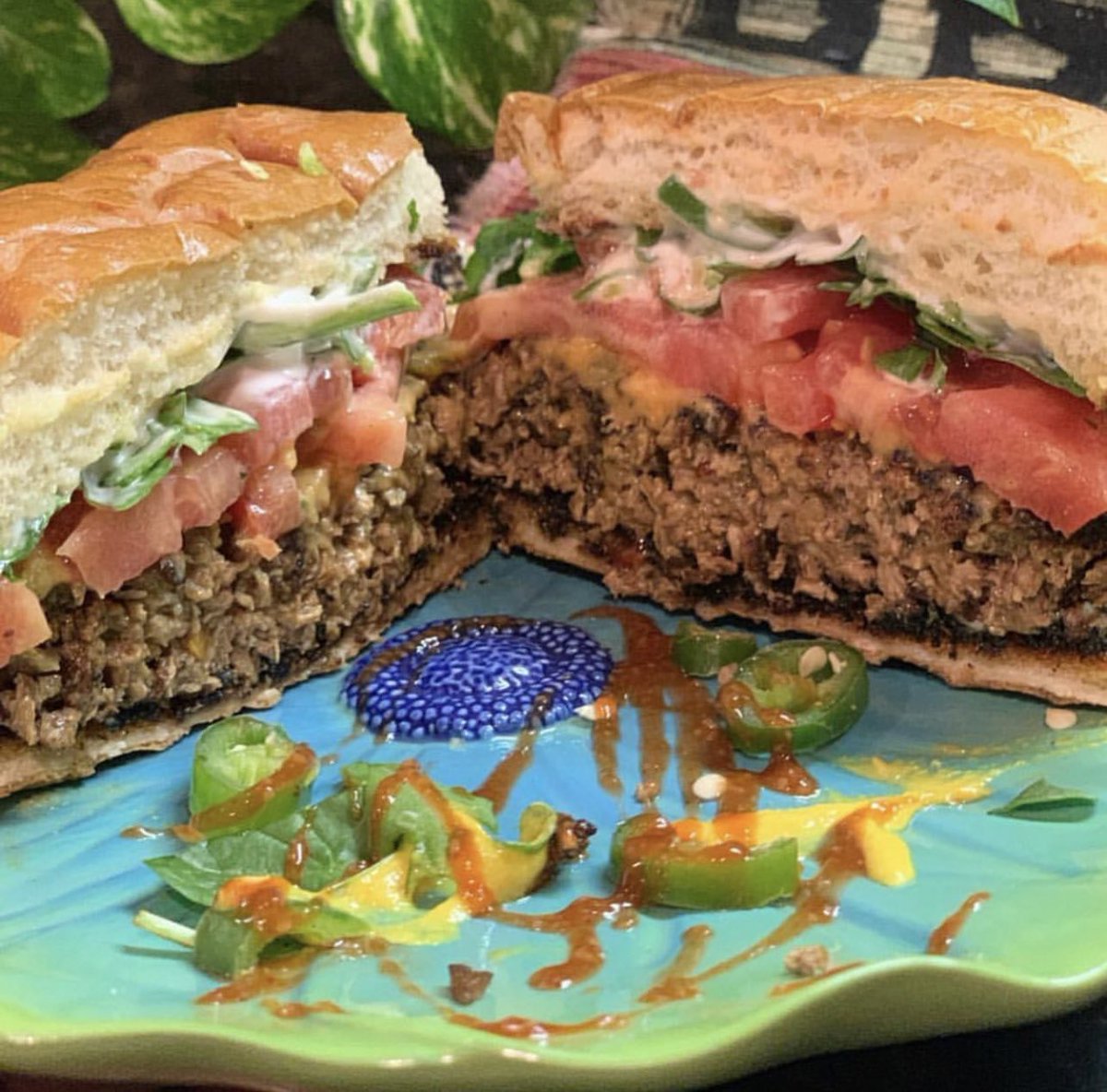 michelletgrandy's tweet photo. I love me a beautiful looking tasty burger and one that’s good for my soul. This is my soul’s food on this National Burger Day! Not all burgers are created equal. Eat well! #plantbased #veganburger #ohhlicious #NationalBurgerDay #thisiswellness https://t.co/mrAhOoTqrv