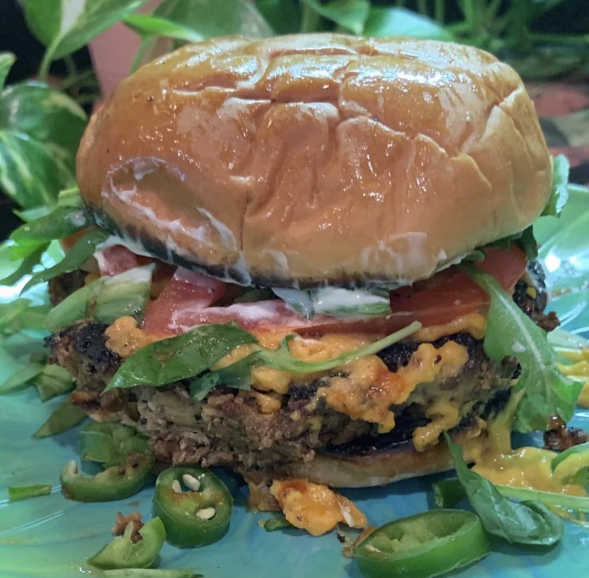 michelletgrandy's tweet photo. I love me a beautiful looking tasty burger and one that’s good for my soul. This is my soul’s food on this National Burger Day! Not all burgers are created equal. Eat well! #plantbased #veganburger #ohhlicious #NationalBurgerDay #thisiswellness https://t.co/mrAhOoTqrv