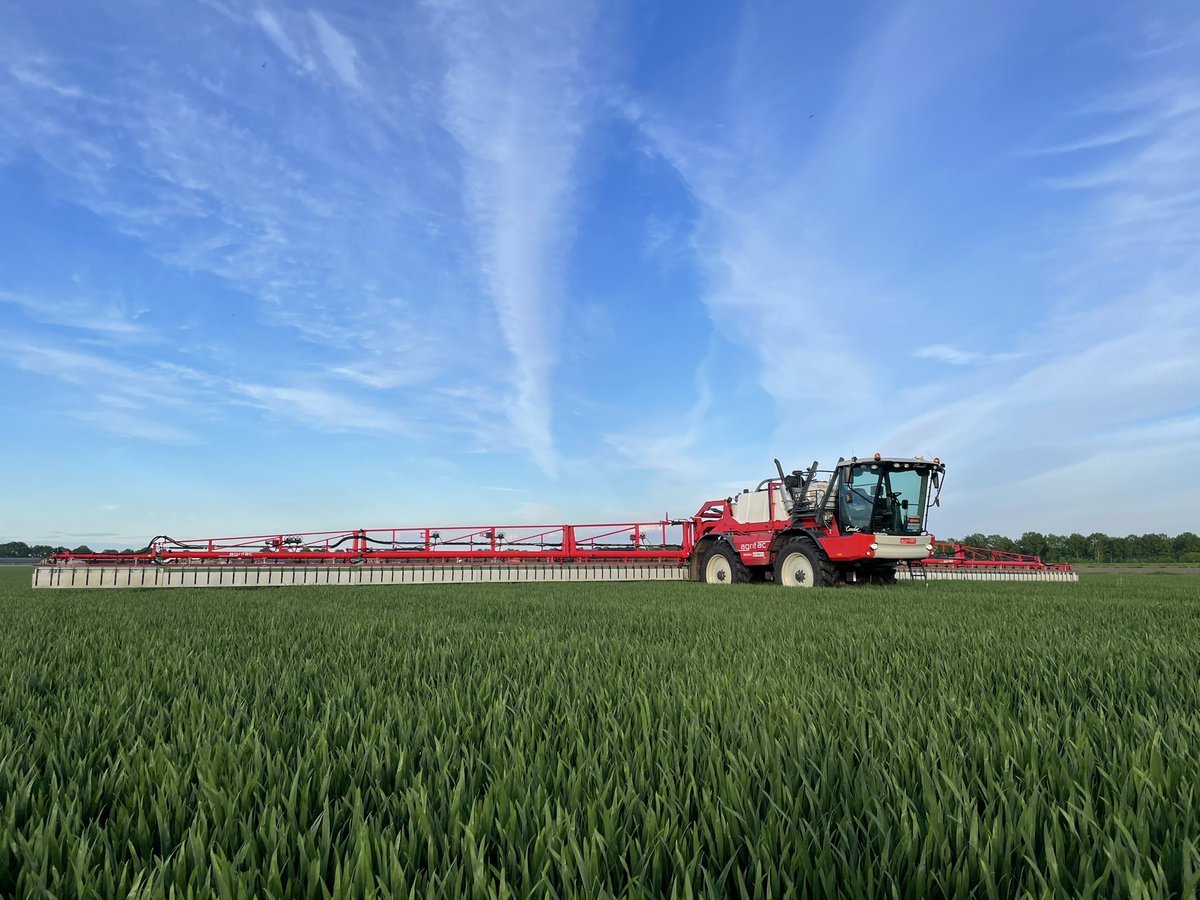 JJleunen's tweet photo. Afdeling mooi werk! #Wintertarwe 🌾 #Oogst21 #Agrifac #Condor #Wingsprayer https://t.co/fKXX6MIrMX