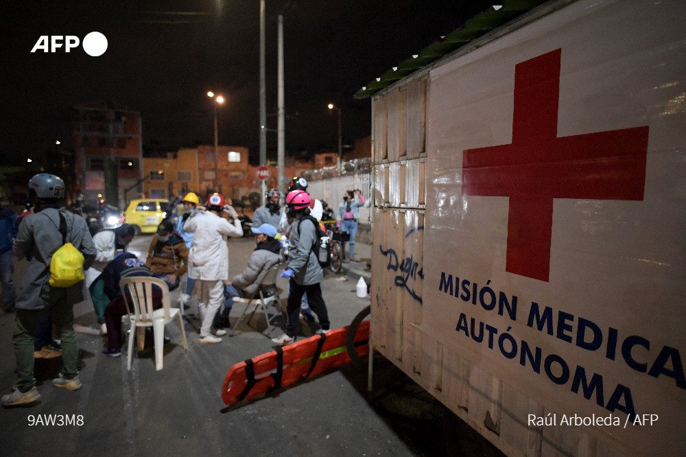 Agence France-Presse (@afpespanol) on Twitter photo #Colombia De día son publicistas, youtubers o trabajan en plazas de mercado. De noche esquivan lacrimógenos y bombas aturdidoras para aliviar a los heridos en los choques entre la policía y los jóvenes #AFP
u.afp.com/Uh6c
<a href="/RAULARBOLEDA/">Raul Arboleda</a>
<a href="/unacuentadenada/">Sebastian Serrano</a> #Colombia De día son publicistas, youtubers o trabajan en plazas de mercado. De noche esquivan lacrimógenos y bombas aturdidoras para aliviar a los heridos en los choques entre la policía y los jóvenes #AFP
u.afp.com/Uh6c
<a href="/RAULARBOLEDA/">Raul Arboleda</a>
<a href="/unacuentadenada/">Sebastian Serrano</a>