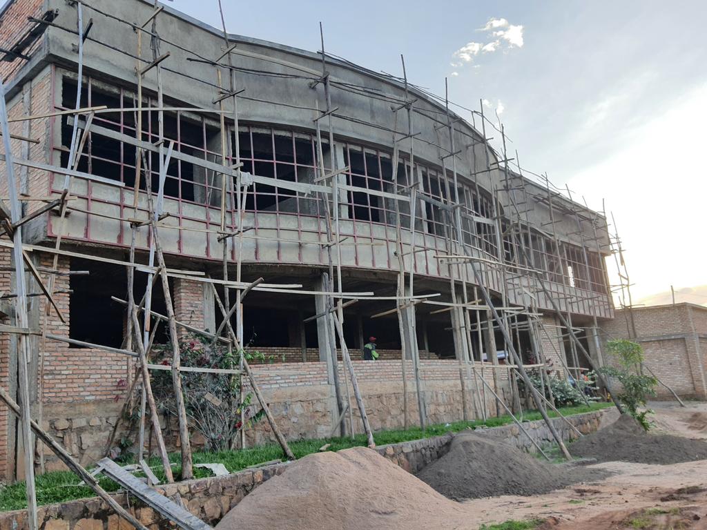 A_sebutege's tweet photo. Mu cyanya cyahariwe #inganda muri @HuyeDistrict hari kubakwa uruganda "*Isimbi Industries ltd*" ruzakora divayi n'ibinyobwa bidasembuye.Imirimo yo kubaka irarimbanije,hageragejwe n'ubuhinzi bw'imizabibu bizatunganywamo @RwandaTrade @RDBrwanda @RwandaSouth #MadeInRwanda https://t.co/IUkKIz4wPe