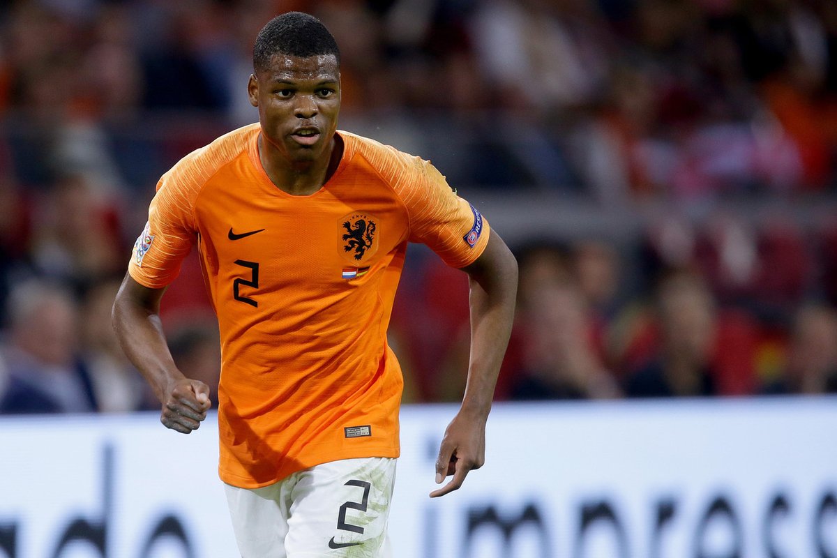 DENZEL DUMFRIES

Taakgericht voetballen? 
Als Denzel Dumfries zo
strak op en neer langs
het lijntje blijft gaan

zien zijn collega’s die
rechterverdediger
dadelijk nog voor de
grensrechter aan!   

Voor meer EK gedichten:
peterdeliefde.com/gedichten/gedi…