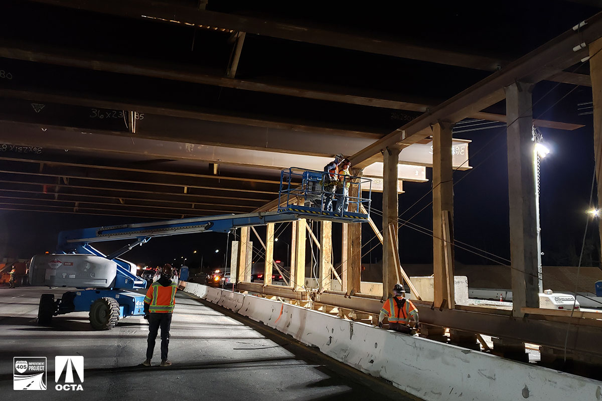 405improvement's tweet photo. Falsework was recently installed at the Edinger Avenue bridge. Sign up to receive updates specific to the Edinger bridge by visiting https://t.co/NeZYHL8dcg.
#Falsework #Edinger #Construction #OrangeCounty #OC #CaltransOC #405Improvement @fv_cityhall @OCWestminster https://t.co/2EryQDwhsg