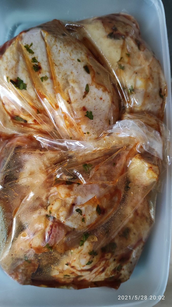 MasterRelaxe's tweet photo. 1/3 #Scharfe #Schenkel (#mariniert mit #Kräuteröl, #Tomatenmark, #Rotwein #Essig, #Knoblauch, #Kräuter, #Brauner #Zucker, #Chilli (viel), #Kurkuma, Salz, Pfeffer im #Bratschlauch https://t.co/mJ4Y9BExcN