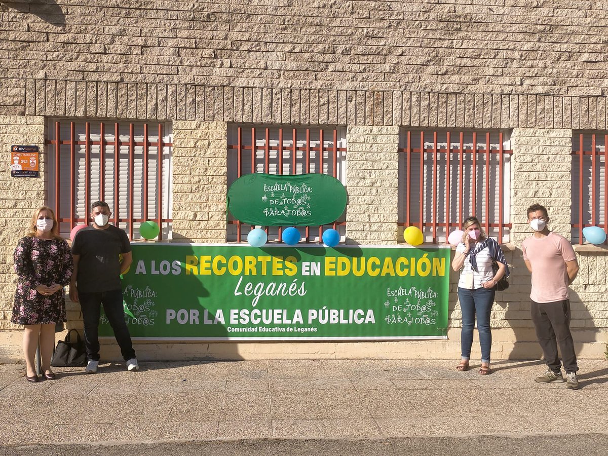 FAPA_LEGANES's tweet photo. No al cierre de aulas de 3 años. 
Hoy en el @AmpaVictorP reivindicando la apertura de línea.
Familias que han elegido este centro quedarán fuera.Lo mismo sucede con otros centros del barrio de @AV_Zarzaquemada por lo que habrá familias que tendrán que desplazarse a otras zonas. https://t.co/UcvgHaITeT
