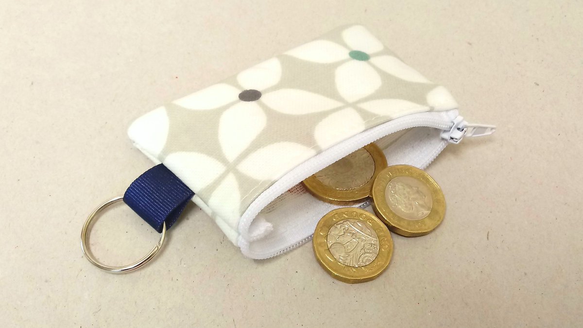 kernowclaire1's tweet photo. Mini coin purse key ring in beige with white flowers and bright spots. Perfect for a few coins. #handmadeintheuk #pursekeyring #keyring #tinypurse #newonfolksy https://t.co/XVhqn4s05K https://t.co/ALxuk3gval
