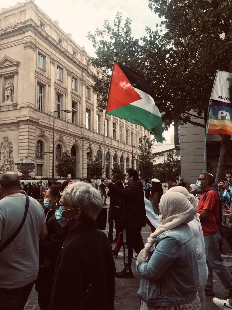 MNLbdr's tweet photo. + de 200 personnes en soutien à la Palestine se soir à Marseille ! #FreePalestine https://t.co/bkMkJZN6qB