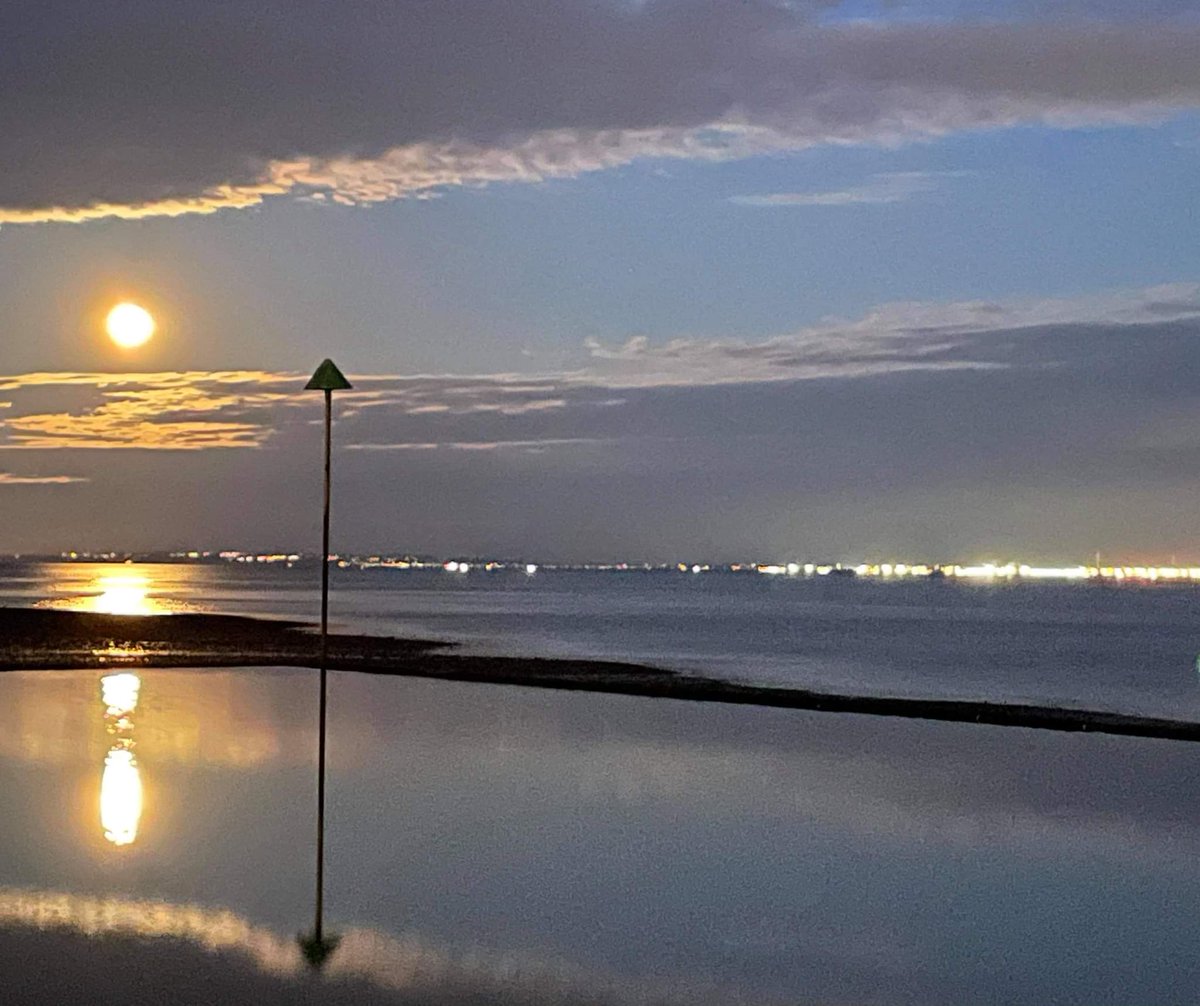 FriendsSouthend's tweet photo. #sunset #sunsetphotography #supermoon #moon #paddleboarding #sunsetpaddleboarding #chalkwellbeach #chalkwellseafront #chalkwell #essexcoast #essex #southend #May2021 https://t.co/M4xsHckXK3