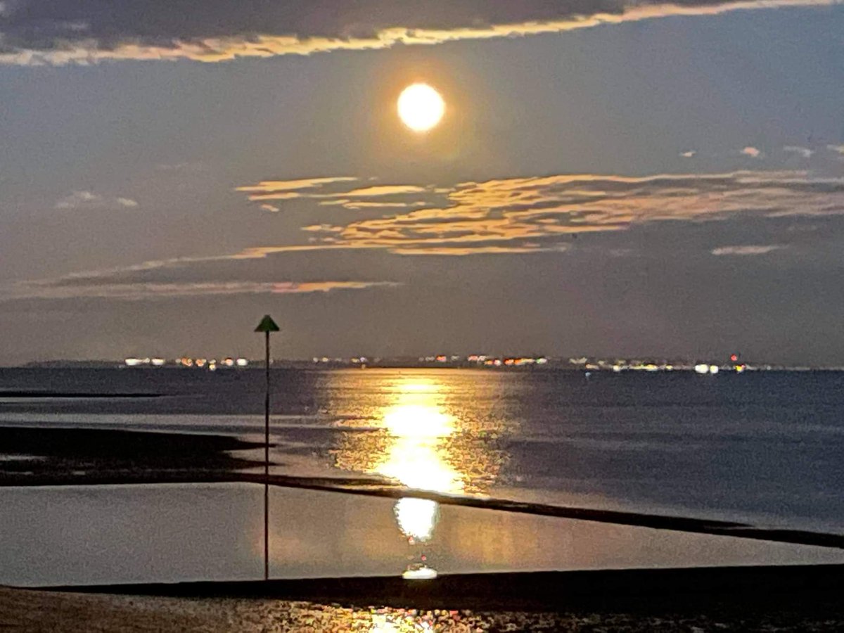 FriendsSouthend's tweet photo. #sunset #sunsetphotography #supermoon #moon #paddleboarding #sunsetpaddleboarding #chalkwellbeach #chalkwellseafront #chalkwell #essexcoast #essex #southend #May2021 https://t.co/M4xsHckXK3