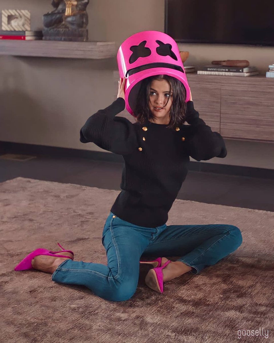 SelenaNationMX's tweet image. STREAM WOLVES BY SELENA