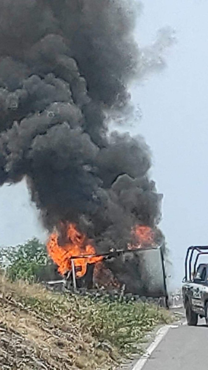 NarcoMundo_NOT's tweet photo. 🚨ALERTA MICHOACÁN 

Se intensifica la actividad criminal en #TierraCaliente, ante los rumores de que la gente del #CJNG se moviliza rumbo a #Apatzingan, Colonias y Pinzadaro, los Viagras de Carteles Unidos iniciaron blokeos carreteros y quemas de vehículos https://t.co/nKhhKYL9yb