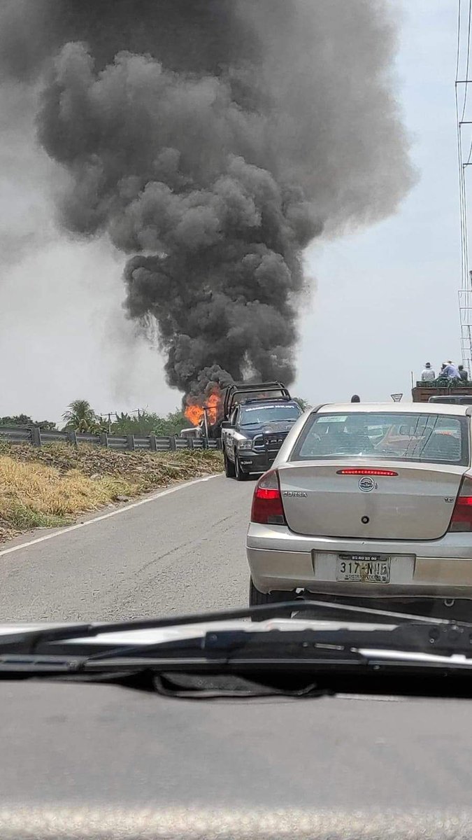 NarcoMundo_NOT's tweet photo. 🚨ALERTA MICHOACÁN 

Se intensifica la actividad criminal en #TierraCaliente, ante los rumores de que la gente del #CJNG se moviliza rumbo a #Apatzingan, Colonias y Pinzadaro, los Viagras de Carteles Unidos iniciaron blokeos carreteros y quemas de vehículos https://t.co/nKhhKYL9yb