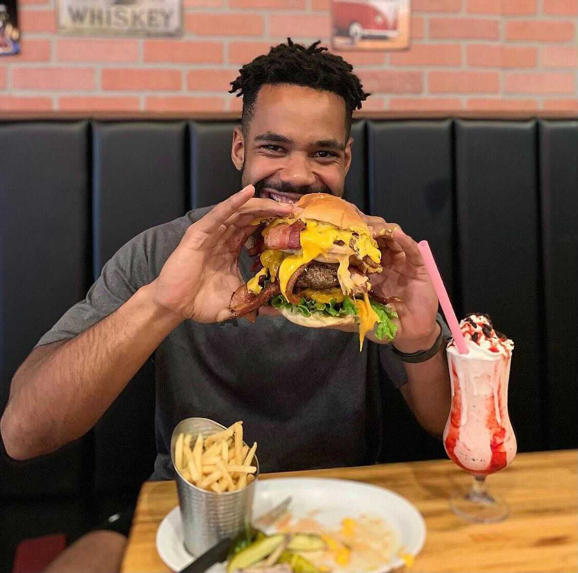 LiveTheRixey's tweet photo. Here's to a spring semester well-done. 🙌 

Will your appetite stack up to this massive burger from Burger District for National Hamburger Day? 🍔

IG 📸 : kenny_eatz #repost https://t.co/6uJRFbgptZ
