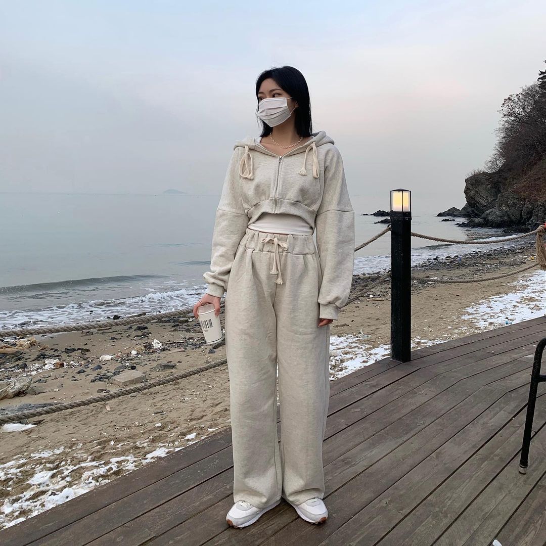 Viernes 28 de mayo;

—publica en instagram unas fotos que se había tomado en la mañana mientras paseaba por la playa—