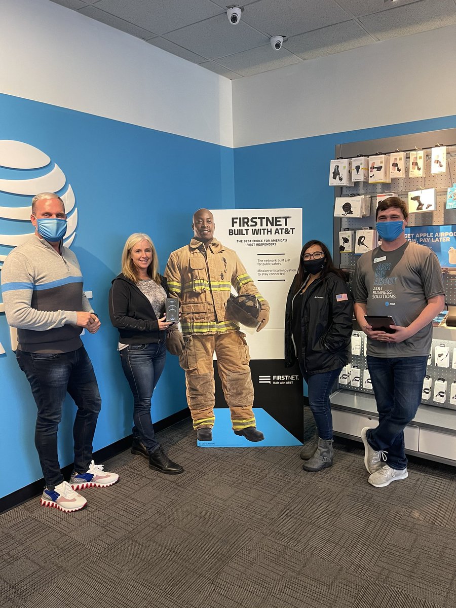 Thank you to our newest <a href="/FirstNet/">FirstNet, Built with AT&T</a> customer coming from our Clinton Twp Fonepage store.  <a href="/Tornadotiff27/">Tiffany Garza</a> coming through to spread the knowledge with this amazing team! <a href="/JayPeter27/">Jay Peter</a> @ATT_ARUnited #DetroitMI #FirstResponder #FirstNet <a href="/GreaterLakesMkt/">Greater Lakes Market 🌊</a>