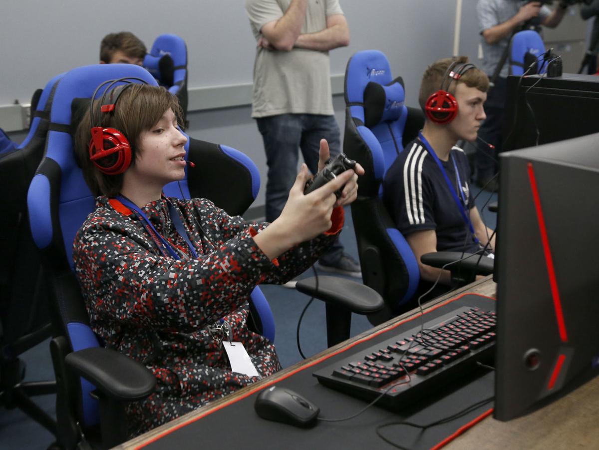 JVCom's tweet image. Smash Bros. Ultimate et Splatoon 2 deviennent officiellement reconnus en tant que sports dans les lycées américains ! ⭐️

Nintendo a annoncé un partenariat avec PlayVS, l'organisme qui organise les compétitions esport dans les lycées américains. Vous aimeriez voir ça en France ?