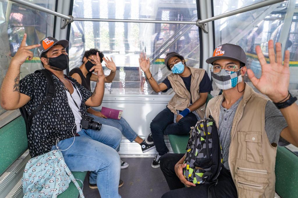 AlcaldiadeMed's tweet photo. Hoy compartimos cabina con nuestros medios alternativos.
Intercambiamos proyectos e ideas de las comunidades, mientras ellos disfrutan del #MetrocablePicacho, que iniciará su actividad comercial en los próximos días 🚡💚.
#CaféConLosMAICC ☕📷 https://t.co/kMTujO811u