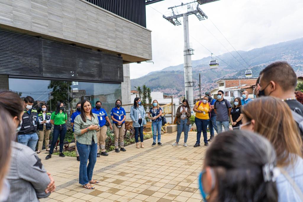 AlcaldiadeMed's tweet photo. Hoy compartimos cabina con nuestros medios alternativos.
Intercambiamos proyectos e ideas de las comunidades, mientras ellos disfrutan del #MetrocablePicacho, que iniciará su actividad comercial en los próximos días 🚡💚.
#CaféConLosMAICC ☕📷 https://t.co/kMTujO811u