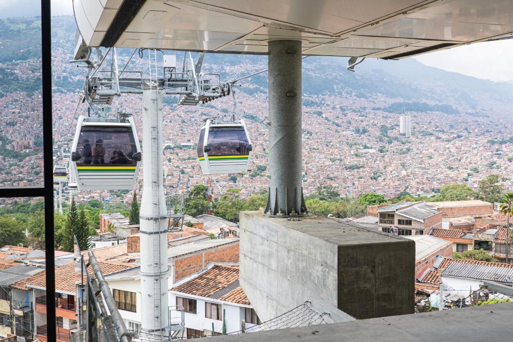 AlcaldiadeMed's tweet photo. Hoy compartimos cabina con nuestros medios alternativos.
Intercambiamos proyectos e ideas de las comunidades, mientras ellos disfrutan del #MetrocablePicacho, que iniciará su actividad comercial en los próximos días 🚡💚.
#CaféConLosMAICC ☕📷 https://t.co/kMTujO811u