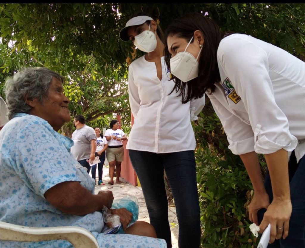 CarolinaGudinoC's tweet image. Seguimos como el primer día de esta campaña, llevando nuestro mensaje y propuestas para el Congreso de Veracruz a los vecinos que amablemente nos reciben. En esta ocasión estuvimos en Los Médanos. 
#CarolinaGudiño 
#VeracruzVa