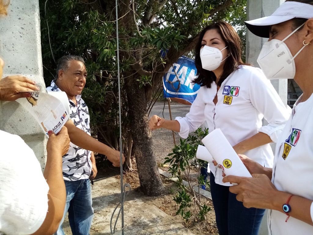 CarolinaGudinoC's tweet image. Seguimos como el primer día de esta campaña, llevando nuestro mensaje y propuestas para el Congreso de Veracruz a los vecinos que amablemente nos reciben. En esta ocasión estuvimos en Los Médanos. 
#CarolinaGudiño 
#VeracruzVa