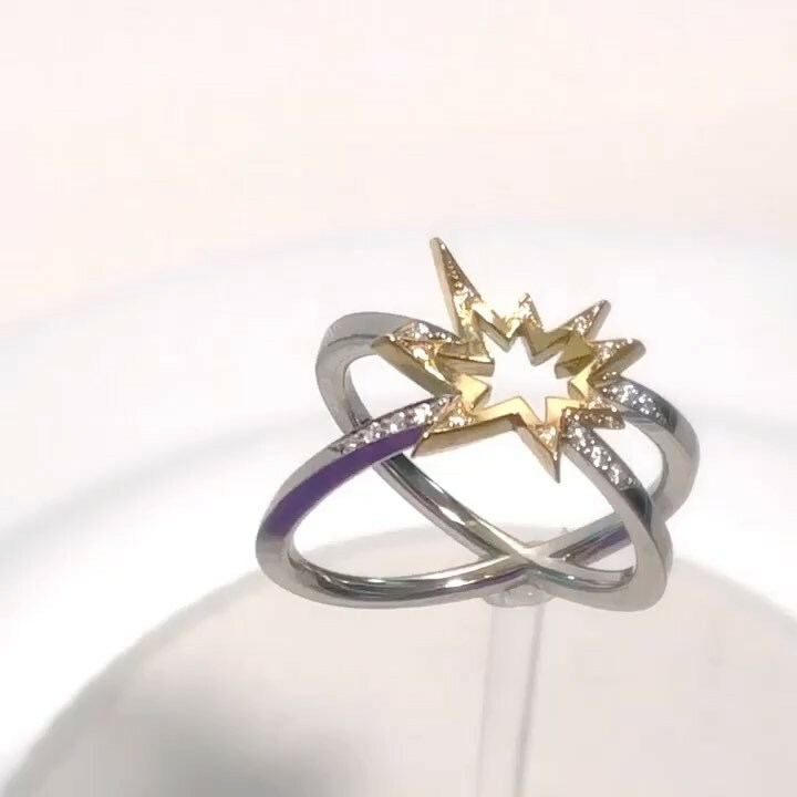 ursalondon's tweet image. REBEL, REBEL 💥 
The Crossette Ring from @lesterjewellery | Handcrafted in 18 carat yellow gold and platinum | Pave set with brilliant cut diamonds. A statement day-in and day-out. #boldring #statementring #diamondring #ursalondon #weekendvibes #ursa instagr.am/p/CPbYbqIA0mD/