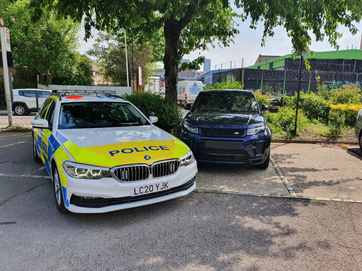 Excellent joint working between #RoadCrimeTeam & @MetTaskforce dog van H0 to track down this stolen @LandRover_UK Evoque in @MPSHaringey within 2 hours of it being taken from @MPSBarnet. It was returned to a very happy owner and criminals denied a new vehicle for crime. #TeamWork