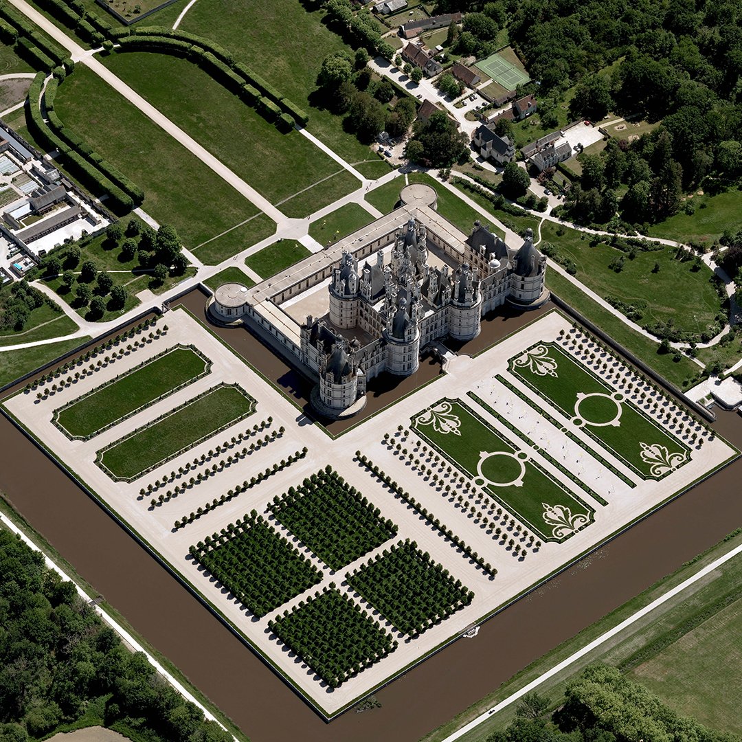 These impeccably manicured gardens surround the Château de Chambord in France, a trendsetter in terms of architecture for castles across Europe. You may see a few other such castles pop up in our #beautifulearth series.

#aerialimagery #geospatialdata #chateauchambord #france