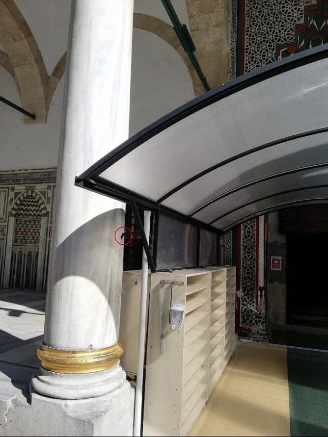 tasvirsanatlari's tweet photo. 500 yıllık sütunları delmeye gerek var mıydı? 

Gebze Çoban Mustafa Paşa Cami Taçkapı önüne plastik sundurma konulmuştu.

İlginç olan son cemaat yeri zaten kubbeli alan gölge sundurma neden yapıldı? https://t.co/VERG8H3BbB