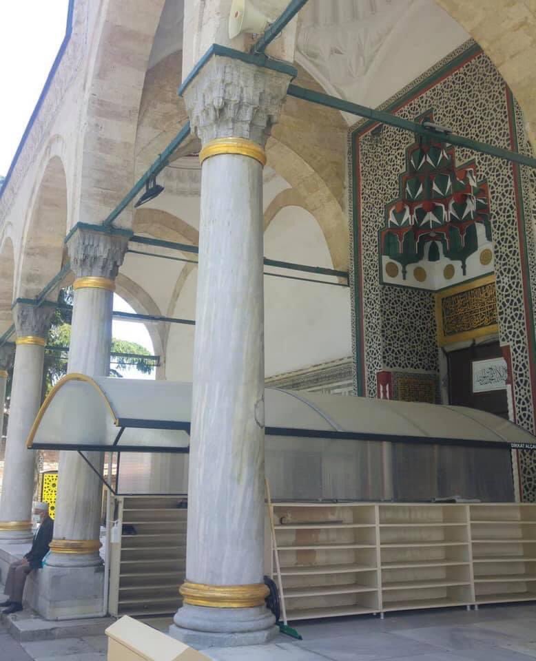 tasvirsanatlari's tweet photo. 500 yıllık sütunları delmeye gerek var mıydı? 

Gebze Çoban Mustafa Paşa Cami Taçkapı önüne plastik sundurma konulmuştu.

İlginç olan son cemaat yeri zaten kubbeli alan gölge sundurma neden yapıldı? https://t.co/VERG8H3BbB
