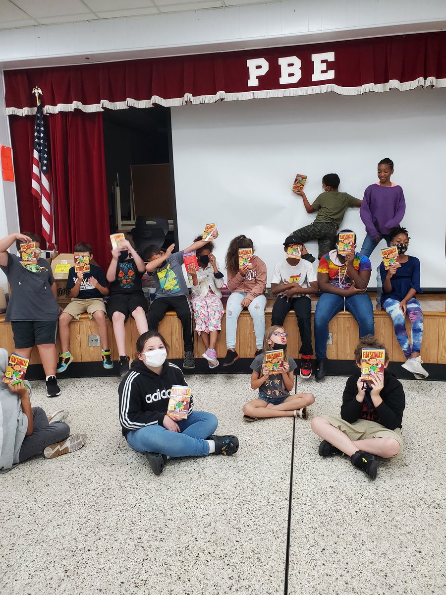 BrevAfterschool's tweet photo. A huge THANK YOU to the @UnitedWayCocoa for gifting 900+ books to our #FL21stCCLC program students. These students located at 19 sites throughout Brevard will be going into the summer-inspired to continue reading. @FLafterschool #AfterschoolWorks #BPS321 https://t.co/tuU7LKVqel
